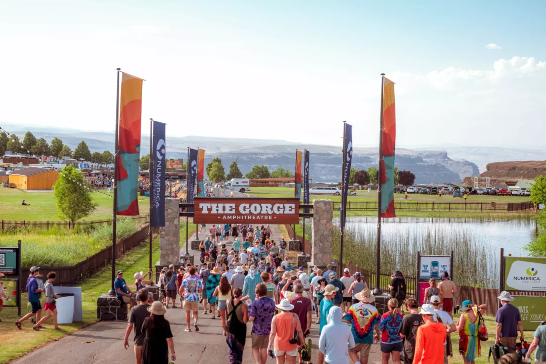 The Gorge rototop with crowd high quaity